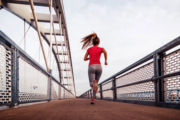 Jonge Fitness Vrouw Joggen Brug Ochtend — Stockfoto