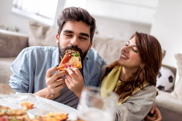 Young Couple Sitting Table Eating Pizza — Stock Photo, Image