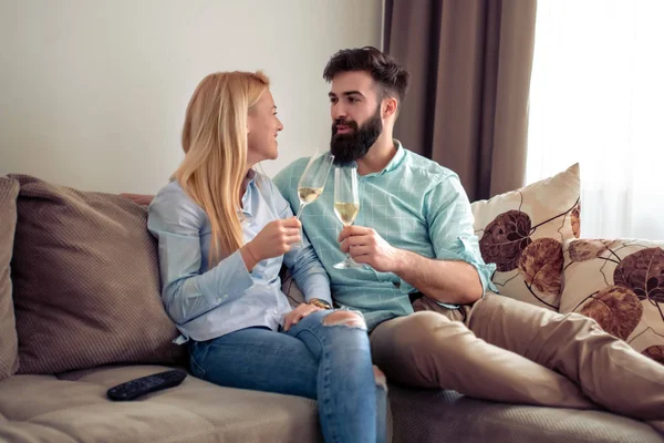 Foto Una Joven Pareja Sonriente Casa Bebiendo Vino Disfrutando Juntos — Foto de Stock