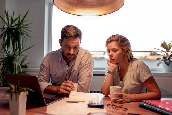 Pareja Joven Revisando Facturas Sentados Juntos Mesa Cocina — Foto de Stock