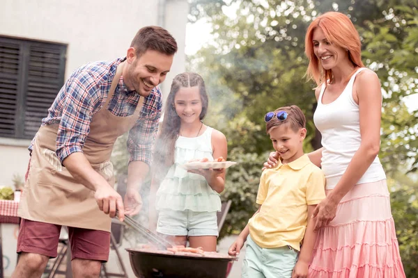 Boldog Apa Csinálás Barbecue Val Lánya Fia Felesége Egy Napsütéses — Stock Fotó