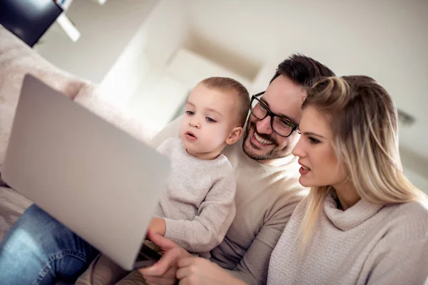 Família Feliz Usando Laptop Sofá Assistindo Desenhos Animados — Fotografia de Stock