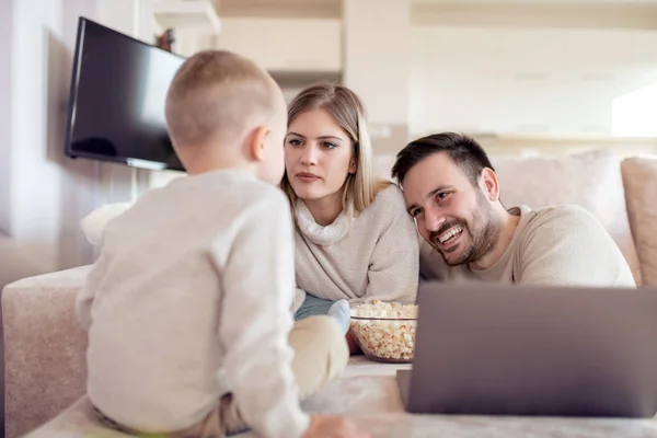 Retrato Una Alegre Familia Joven Divirtiéndose Juntos Usan Computadora Portátil — Foto de Stock