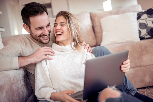 Genç Çift Kanepede Dizüstü Bilgisayarla Dinleniyor Aşk Mutluluk Insanlar Eğlence — Stok fotoğraf