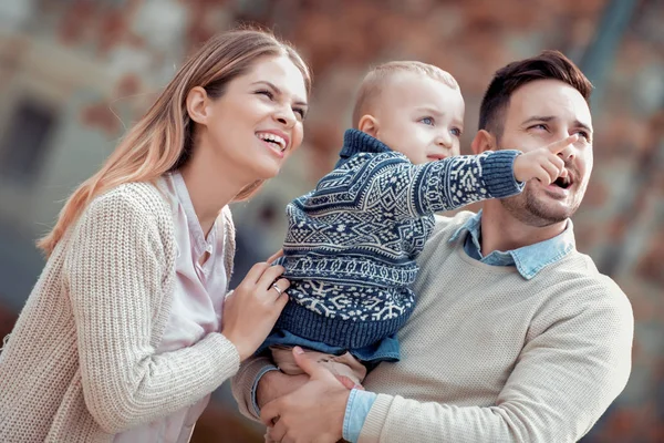 Familj Föräldraskap Lycka Och Människor Koncept Lycklig Mamma Pappa Och — Stockfoto