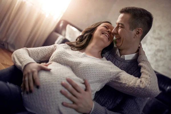 Mulher Grávida Marido Estão Felizes Eles Estão Esperando Bebê Sofá — Fotografia de Stock