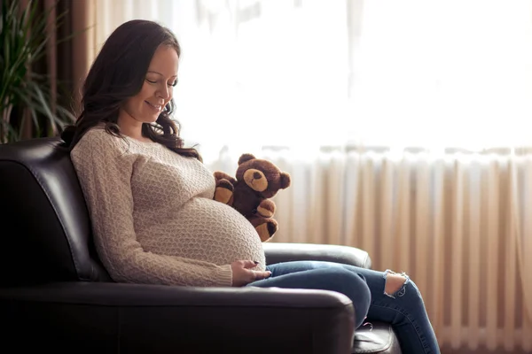 Kobieta Ciąży Mama Wziąć Tedy Niedźwiedź Umieścić Brzuch — Zdjęcie stockowe