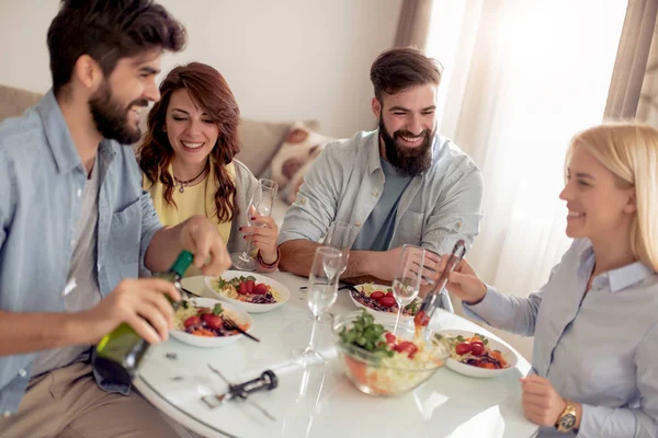 Wypoczynek Jedzenie Jedzenie Picie Ludzie Święta Uśmiechnięci Przyjaciele Jedzący Lunch — Zdjęcie stockowe