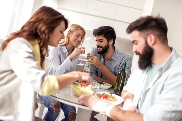 Tempo Libero Mangiare Cibo Bevande Persone Vacanze Concetto Sorridenti Amici — Foto Stock