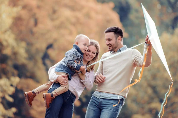 Dreiköpfige Familie Beim Picknick Park Konzept Der Glücklichen Familie Und — Stockfoto