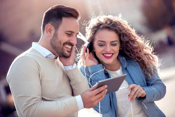 Feliz Casal Amoroso Desfrutando Música Com Tablet Parque Cidade — Fotografia de Stock