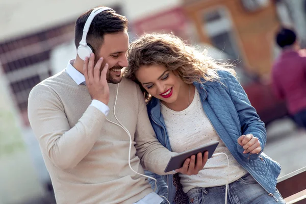Feliz Pareja Amorosa Disfrutando Música Con Tableta Parque Ciudad — Foto de Stock