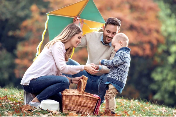 Junges Verliebtes Paar Vergnügt Sich Mit Seinem Sohn Und Genießt — Stockfoto