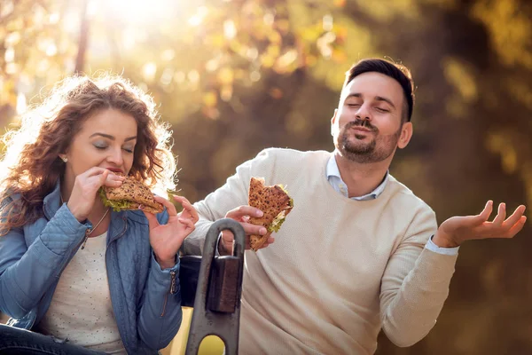 Feliz Pareja Joven Ríen Comen Sándwich Divierten — Foto de Stock