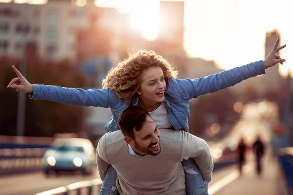 Hombre Guapo Llevando Novia Sonriente Vuelta Ciudad — Foto de Stock