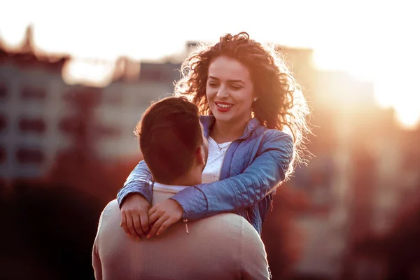 Hombre Guapo Llevando Novia Sonriente Ciudad — Foto de Stock