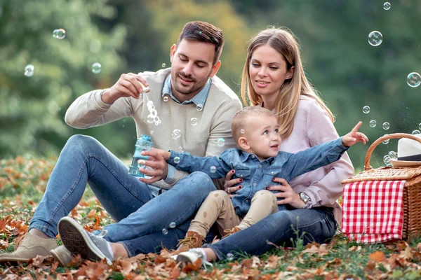 ピクニックに両親と子供作る石鹸の泡 — ストック写真