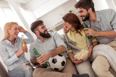 Birlikte iyi vakit geçiriyor televizyonda futbol maç izlerken arkadaşlar.