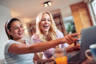 İki genç kadın birlikte evde çalışma office.