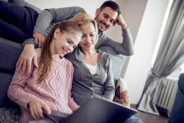 Laptop kendi oturma odasında bir film izlerken aile. Aşk, Aile, teknolojisi, Internet ve insanlar kavramı.