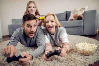 Oynak aile video oyun birlikte oturma odasında.