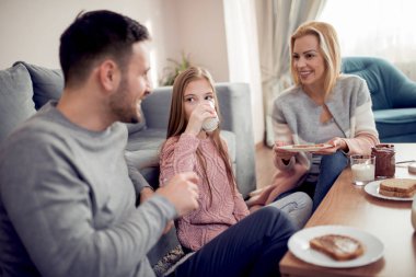 Sabahları kahvaltı evlerinde birlikte sahip üç aile.