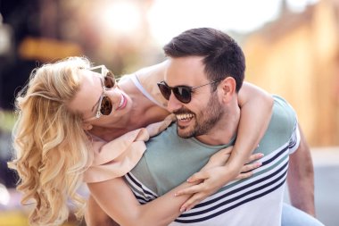 Çift eğleniyor. Şehirde kadın atçılık veren adam.