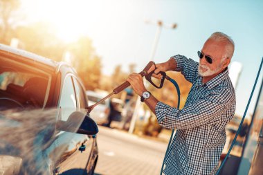 Komuta sizde araba, temizlik yüksek basınç su kullanarak.