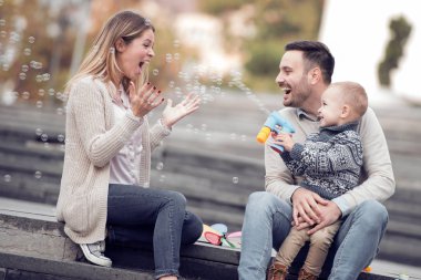 Anne ve çocuk mutlu ve eğleniyor. Mutluluk ve uyum içinde aile hayatı.