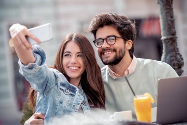 Mutlu çift aşık portresi kafede toplantı var.
