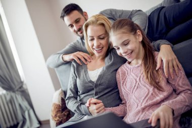 Aile film izlerken laptop kendi oturma odasında. Aşk, Aile, teknolojisi, Internet ve insanlar kavramı.