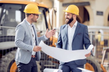 İki mühendis var toplantı inşaat alanında danışmanlık.