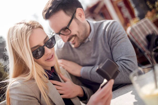 Propuesta Matrimonio Hombre Dar Anillo Chica — Foto de Stock