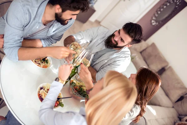 Conceito Lazer Alimentação Comida Bebidas Pessoas Feriados Amigos Sorridentes Almoçando — Fotografia de Stock