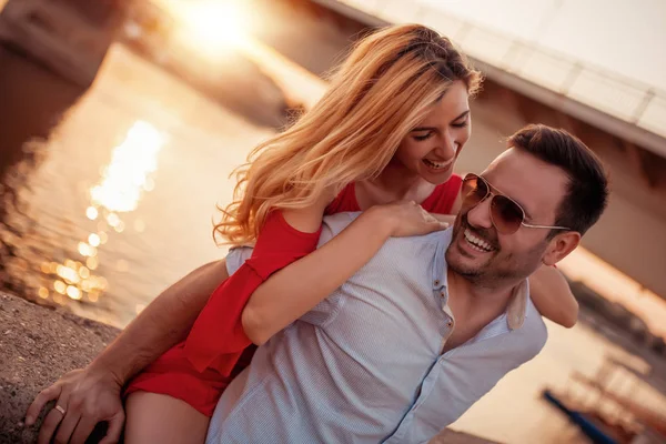 Feliz Joven Pareja Divirtiéndose Aire Libre Sonriendo —  Fotos de Stock