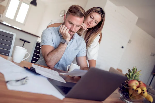 Casal Jovem Preocupado Verificando Suas Contas Casa — Fotografia de Stock