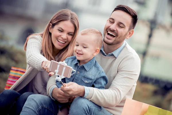 Glückliche Familien Vater Mutter Und Sohn Der Stadt Machen Selfie — Stockfoto