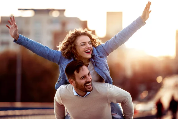 Hombre Guapo Llevar Novia Sonriente Vuelta Ciudad — Foto de Stock