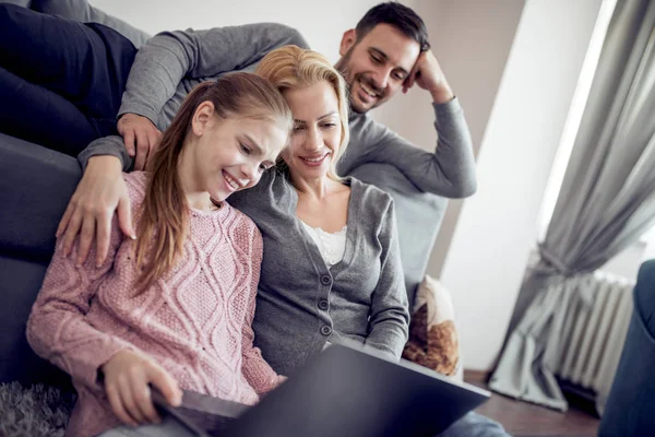 Família Assistindo Filme Laptop Sua Sala Vida Amor Família Tecnologia — Fotografia de Stock