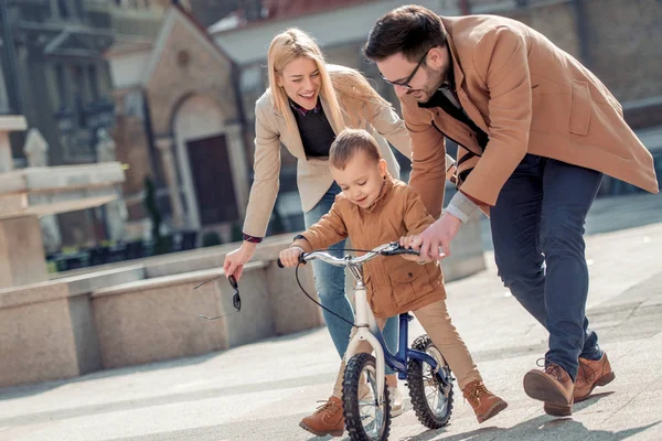 Ung Far Och Mor Undervisning Son Att Rida Cykel Staden — Stockfoto