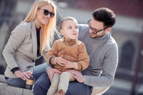 Glad Ung Familj Stad Gata Roligt — Stockfoto