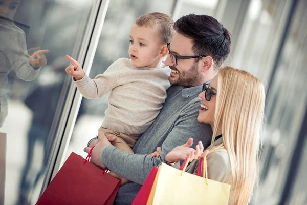 Lycklig Familj Med Barn Som Gör Shopping Tillsammans Staden — Stockfoto
