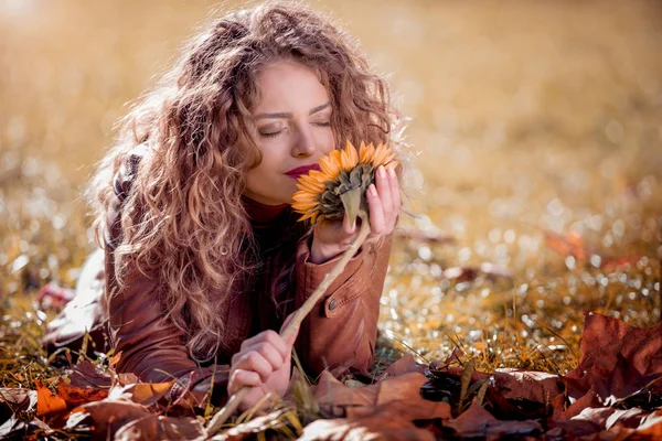 Menina Bonita Com Girassol Deitado Folhas Outono — Fotografia de Stock