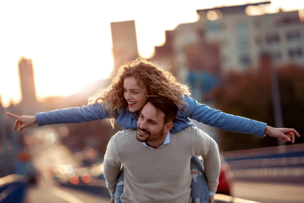 Hombre Guapo Llevar Novia Sonriente Vuelta Ciudad — Foto de Stock