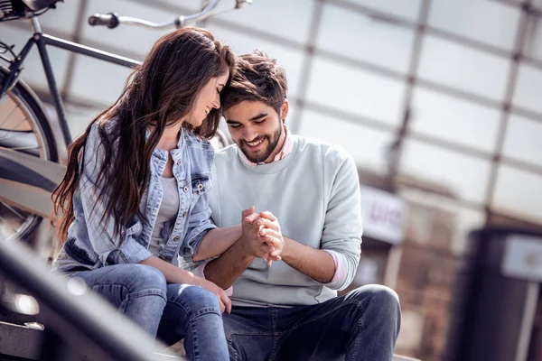 Pareja Enamorada Sentada Una Escalera — Foto de Stock