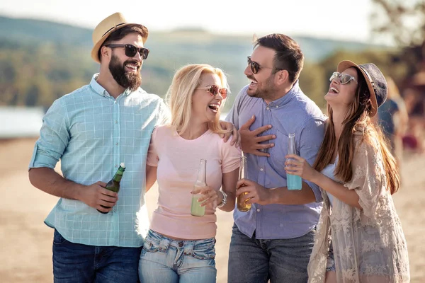 Gruppe Von Freunden Feiert Strand Junge Leute Feiern Während Der — Stockfoto