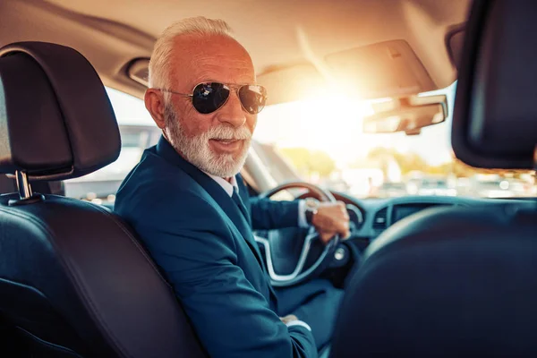 Hombre Coche Confiado Hombre Negocios Senior Conduciendo Coche — Foto de Stock