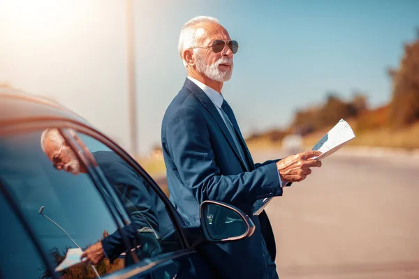 Homme Affaires Senior Confiant Debout Près Voiture — Photo