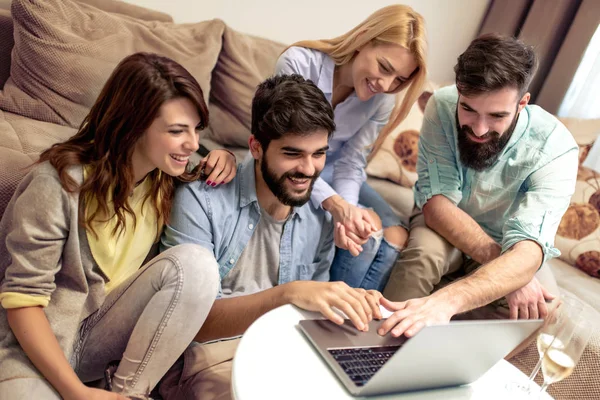 Amigos Sentados Juntos Sofá Viendo Películas Portátil — Foto de Stock