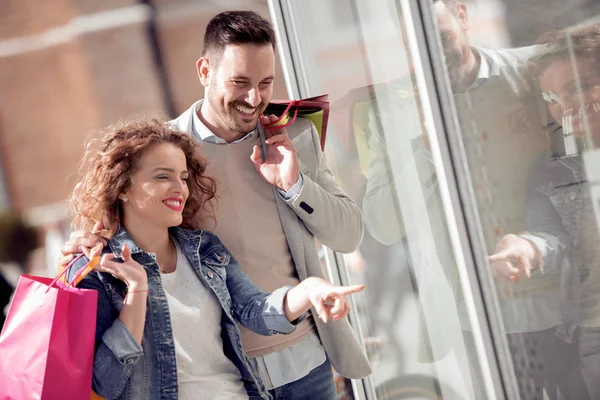 Pareja Joven Haciendo Compras Ciudad Sosteniendo Bolsas Compras —  Fotos de Stock